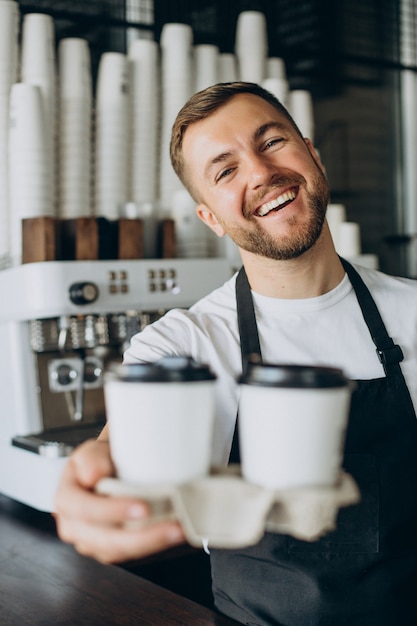 Zdjęcie mężczyzna barista z kawą na wynos