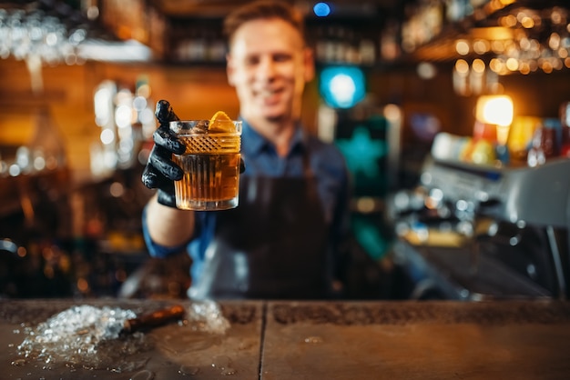 Mężczyzna Barman Wyciąga świeży Napój Alkoholowy