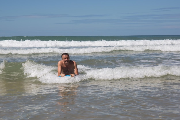 Mężczyzna bawi się na plaży latem?