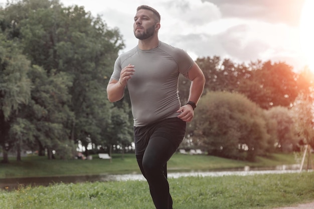 Mężczyzna biegacz sportowca bieganie w parku, trening i ćwiczenia