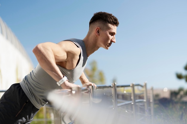 Mężczyzna biegacz sportowy rozgrzewa mięśnie ramion przed uruchomieniem