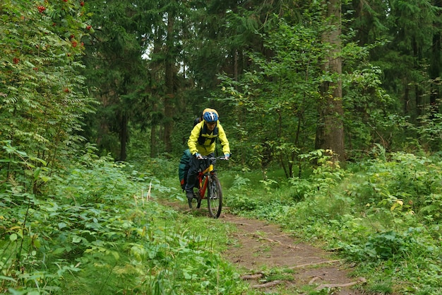 Mężczyzna Bikepacker Jeździ Szlakiem W Jesiennym Górskim Lesie