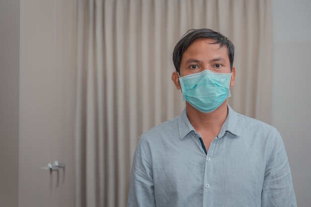 Mężczyzna biznesmen, który zamyka maskę ochronną Z powodu choroby i kaszlu