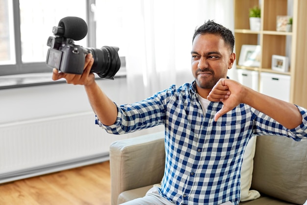 Zdjęcie mężczyzna bloger wideo z kamerą blogowanie w domu