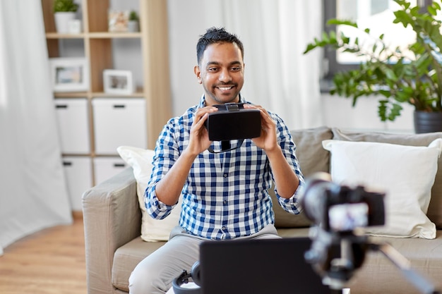 Mężczyzna bloger z okularami VR wideo blogowanie w domu