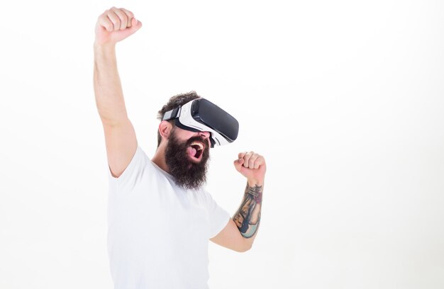 Mężczyzna brodaty gracz VR okulary białe tło. Koncepcja gry cyber rzeczywistości. Wygraj wirtualny konkurs. Facet z wyświetlaczem na głowie wchodzi w interakcję z wirtualną rzeczywistością. Hipster grać w wirtualną grę. Wirtualne zwycięstwo.