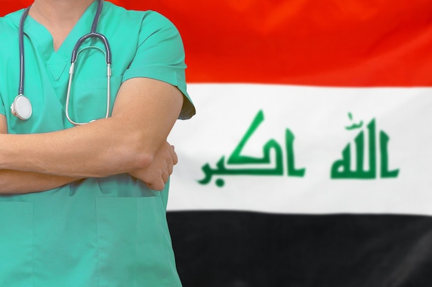 Zdjęcie mężczyzna chirurga lub lekarza ze stetoskopem na tle flagi iraku