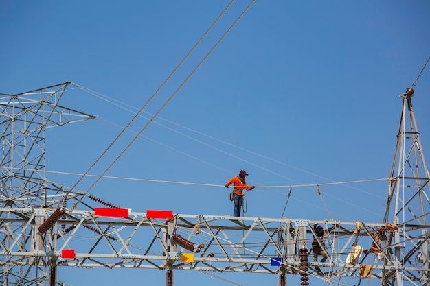 Mężczyzna Chodzenie Po Stalowej Belce Montaż Słupów Wysokiego Napięcia Przesyłu Energii Elektrycznej Praca On-line Na Wysokości Ryzyko Należy Nosić Bezpieczną Pełną Uprząż