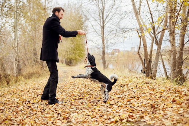 Mężczyzna Chodzi Jesienią Z Psem Spaniel Jesienią Park