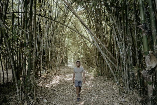 Mężczyzna cieszyć się wakacjami na tropikalnej wyspie