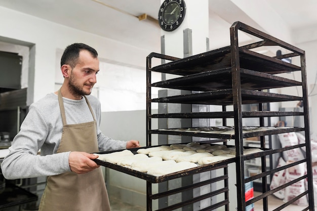 Zdjęcie mężczyzna ciężko pracuje w piekarni