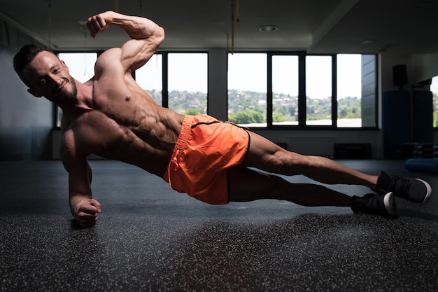 Mężczyzna ćwiczący mięśnie brzucha na siłowni