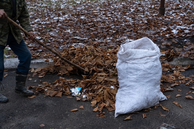 Mężczyzna Czyści I Zamiata Podwórko