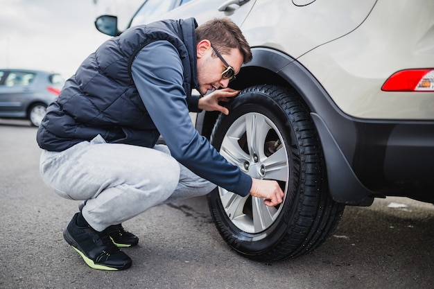 Zdjęcie mężczyzna czyści samochód ściereczką z mikrofibry, koncepcja car detailingu (lub valeting).