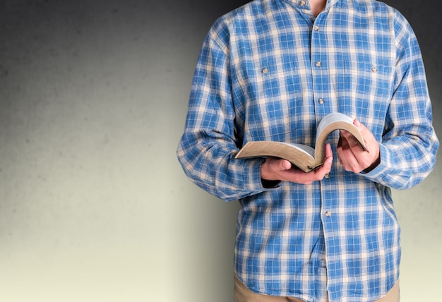 Mężczyzna czyta Biblię w tle