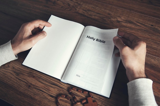 Mężczyzna czyta Biblię