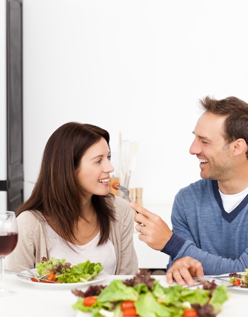 Mężczyzna daje pomidorowi jego dziewczyna podczas gdy jedzący lunch