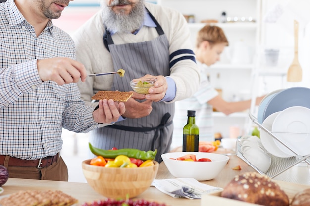 Mężczyzna Degustacja Sosu W Kuchni