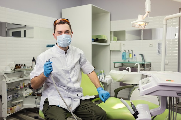 Mężczyzna dentysta stojący na tle gabinetu medycznego Koncepcja stomatologii i medycyny zawodu opieki zdrowotnej
