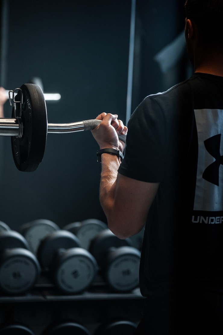 Zdjęcie mężczyzna fitness na siłowni