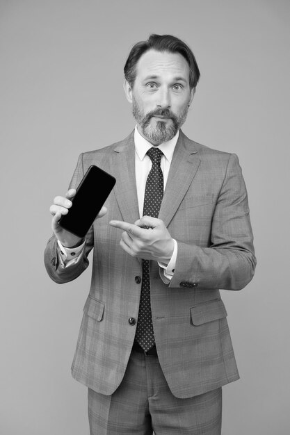 Mężczyzna formalny menedżer ubrań pokazujący koncepcję aktualizacji aplikacji mobilnej na ekranie