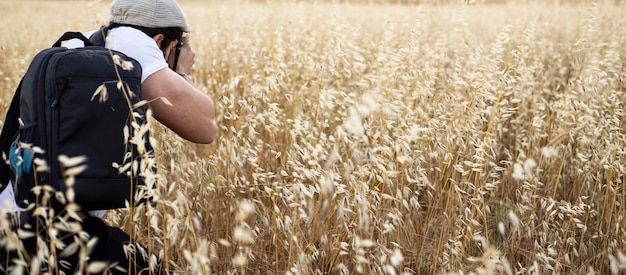 Mężczyzna Fotograf Robi Zdjęcia Jęczmieniu