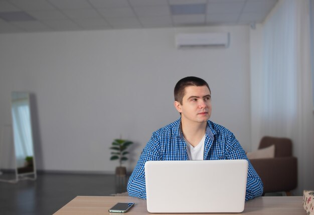 Mężczyzna Freelancer Pracuje Z Laptopem W Domu. Koncepcja Pracy Zdalnej