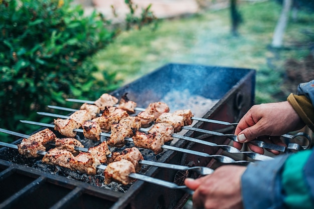 Mężczyzna frytki kebaby na grillu na podwórku