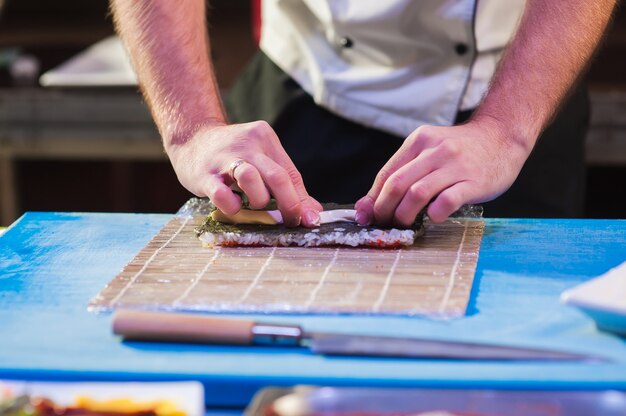 Mężczyzna gotuje przygotowywanie sushi