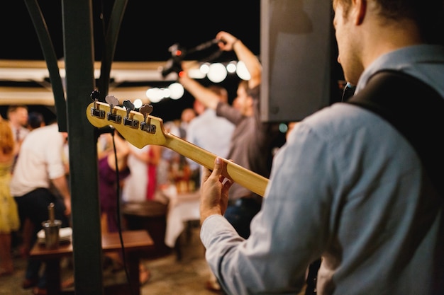 Mężczyzna Gra Na Gitarze Na Koncercie