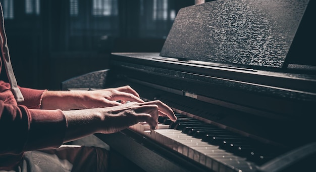 Mężczyzna Gra Na Pianinie Elektronicznym W Ciemnym Pokoju