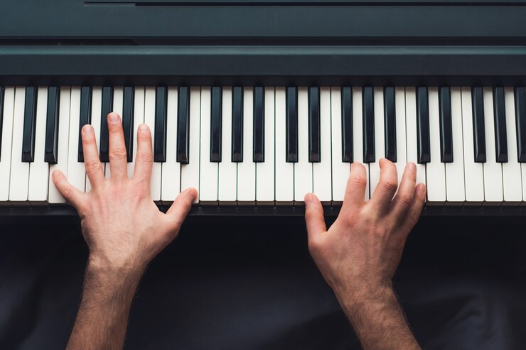Mężczyzna gra na pianinie