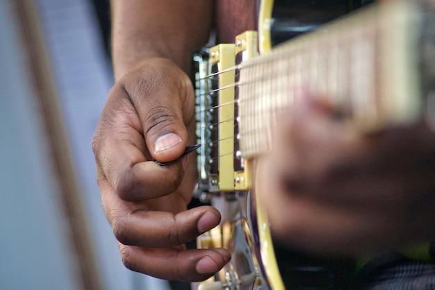 Mężczyzna grający na gitarze ze sznurkiem