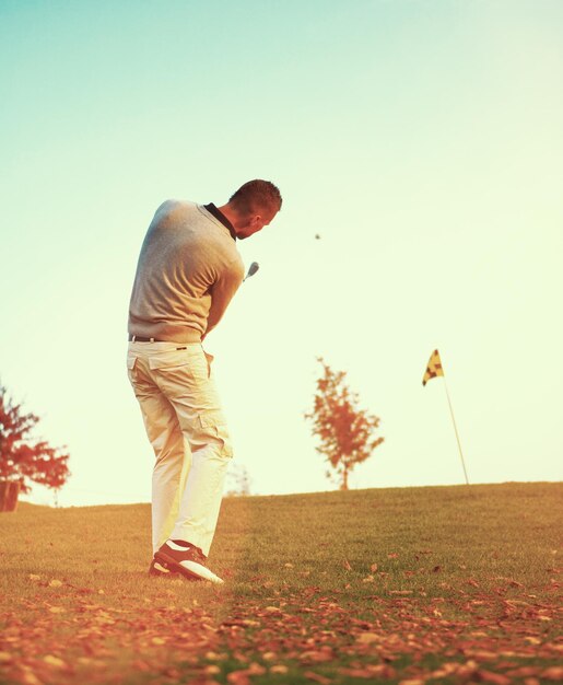 Zdjęcie mężczyzna grający w golfa na czystym niebie