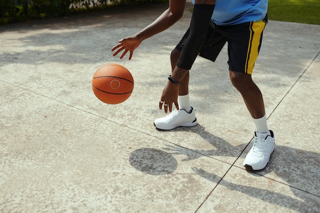 Mężczyzna grający w streetball