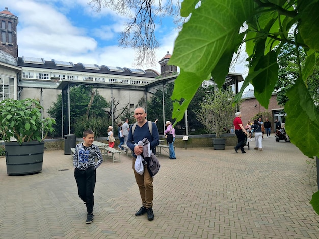 Mężczyzna i chłopiec idą przez park z tabliczką z napisem zoo.