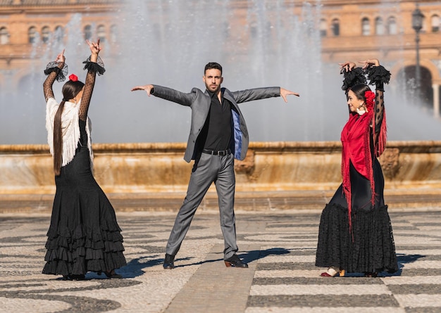 Mężczyzna I Dwie Kobiety Tańczą Flamenco Na Placu Hiszpanii W Sewilli