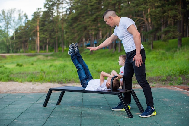 Mężczyzna i dziewczyna robi ćwiczeniom na ławce