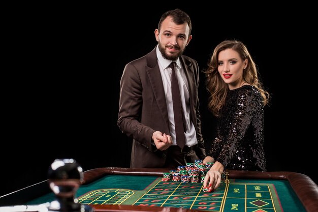 Mężczyzna i kobieta grają przy stole do ruletki w kasynie