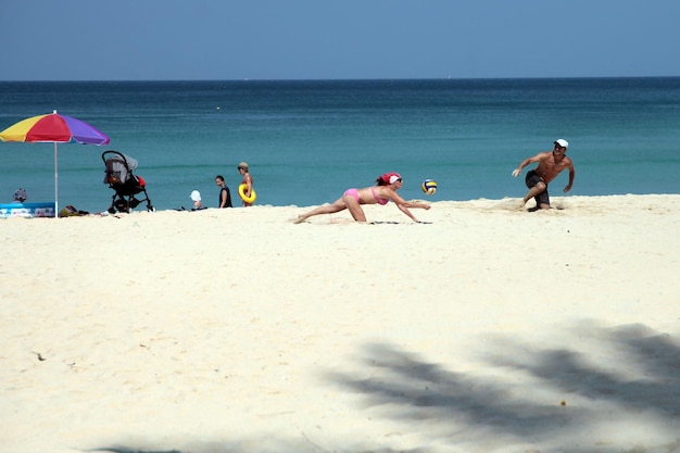 Mężczyzna I Kobieta Grają W Piłkę Na Plaży Tajlandia Phuket 17032020