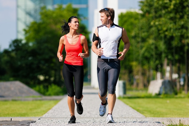 Mężczyzna i kobieta jogging na fitness w mieście