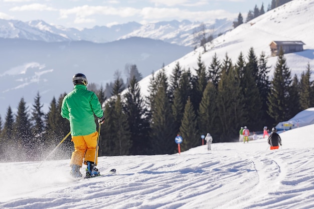 Mężczyzna i kobieta na nartach i snowboardzie w ośrodku narciarskim w górach