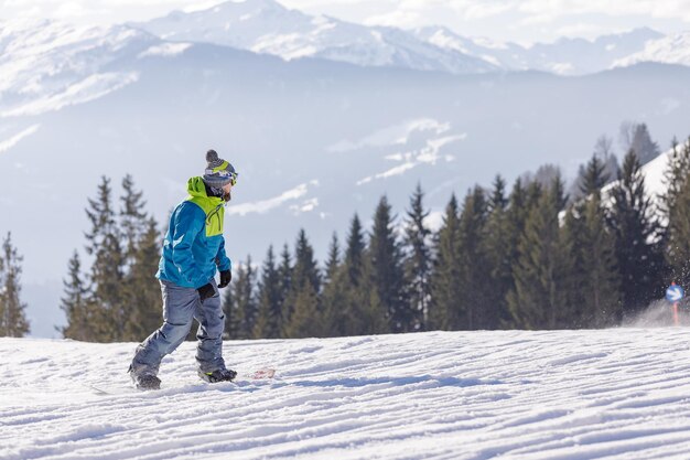 Mężczyzna i kobieta na nartach i snowboardzie w ośrodku narciarskim w górach