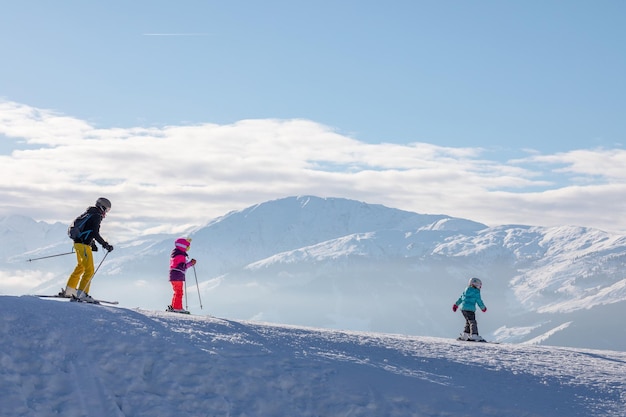 Mężczyzna i kobieta na nartach i snowboardzie w ośrodku narciarskim w górach