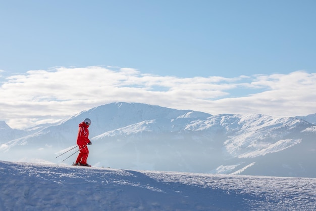 Mężczyzna i kobieta na nartach i snowboardzie w ośrodku narciarskim w górach