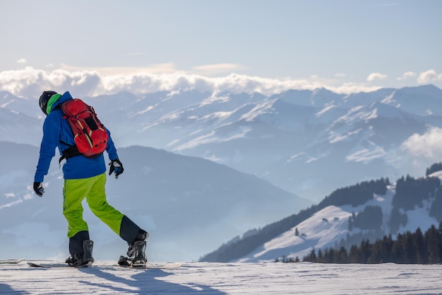 Mężczyzna i kobieta na nartach i snowboardzie w ośrodku narciarskim w górach