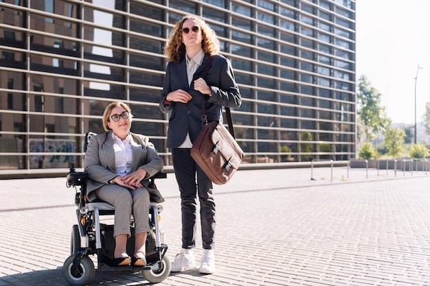 Mężczyzna i kobieta na wózku inwalidzkim w dzielnicy finansowej