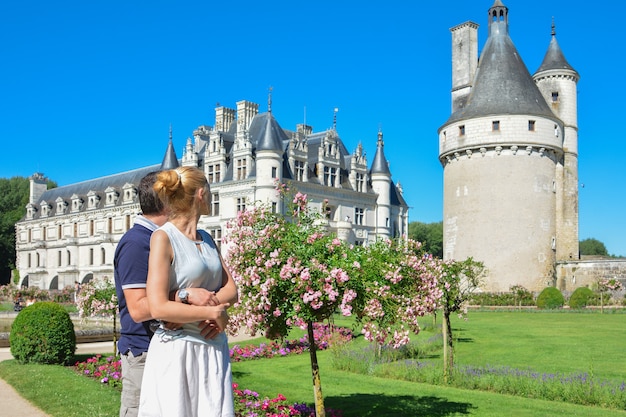 Mężczyzna i kobieta patrzący na zamek Chenonceau Średniowieczny renesansowy zamek we Francji