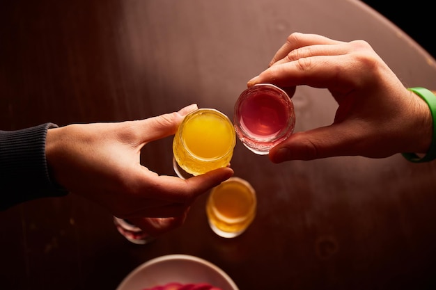 Mężczyzna i kobieta piją różne trunki w pubie Przyjaciele piją napoje alkoholowe w barze