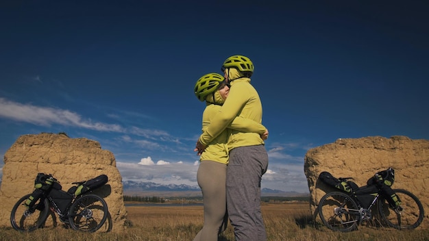 Mężczyzna i kobieta podróżują na rowerze w terenie mieszanym z bikepackingiem